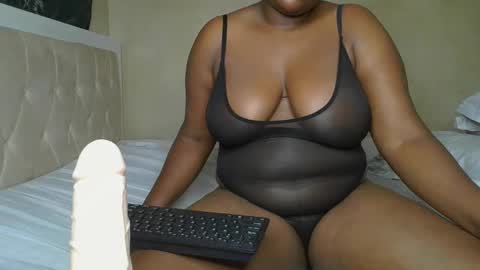 Snapshot of sassie_bee chatting on 01-20-25, 10:59 sassie_bee online show from 01-20-25, 10:59