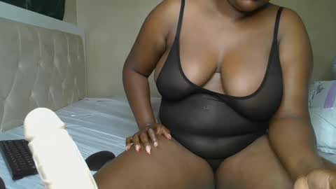 Snapshot of sassie_bee chatting on 01-21-25, 02:22 sassie_bee online show from 01-21-25, 02:22