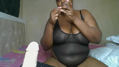 Snapshot of sassie_bee chatting on 01-22-25, 12:16 sassie_bee online show from 01-22-25, 12:16