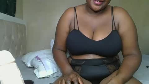 Snapshot of sassie_bee chatting on 02-01-25, 12:18 sassie_bee online show from 02-01-25, 12:18