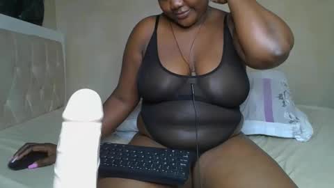 Snapshot of sassie_bee chatting on 02-20-25, 11:43 sassie_bee online show from 02-20-25, 11:43
