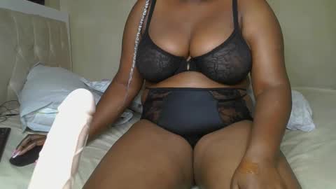 Snapshot of sassie_bee chatting on 02-23-25, 12:30 sassie_bee online show from 02-23-25, 12:30