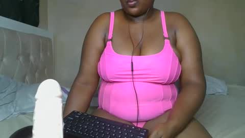 Snapshot of sassie_bee chatting on 02-25-25, 09:46 sassie_bee online show from 02-25-25, 09:46