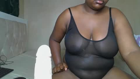 Snapshot of sassie_bee chatting on 03-04-25, 12:18 sassie_bee online show from 03-04-25, 12:18