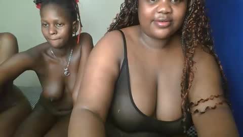 Snapshot of sassie_bee chatting on 09-13-25, 11:04 sassie_bee online show from 09-13-25, 11:04