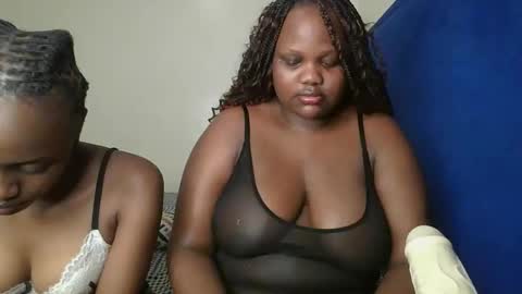 Snapshot of sassie_bee chatting on 09-19-25, 06:41 sassie_bee online show from 09-19-25, 06:41
