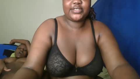 Snapshot of sassie_bee chatting on 09-25-25, 07:06 sassie_bee online show from 09-25-25, 07:06