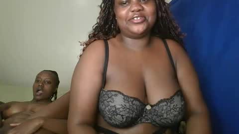 Snapshot of sassie_bee chatting on 09-30-25, 06:02 sassie_bee online show from 09-30-25, 06:02