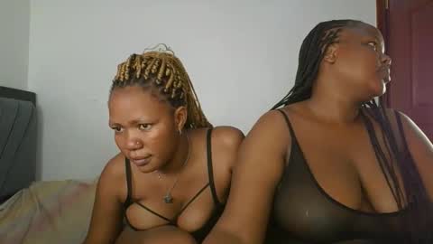 Snapshot of sassie_bee chatting on 10-26-25, 01:22 sassie_bee online show from 10-26-25, 01:22