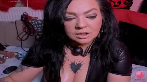 Snapshot of satisfymydesires chatting on 12-17-25, 03:18 Elena online show from 12-17-25, 03:18