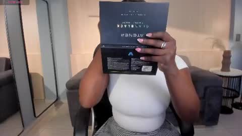 Snapshot of savannahstorm_ chatting on 07-12-26, 11:23 S a v a n n a h online show from 07-12-26, 11:23