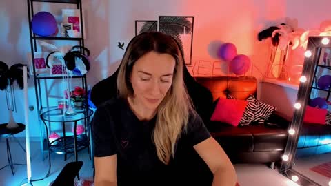 Snapshot of save_the_qween chatting on 12-23-24, 10:53 save the qween online show from 12-23-24, 10:53