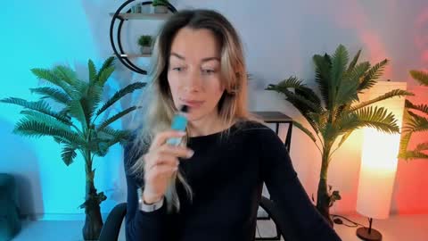 Snapshot of save_the_qween chatting on 12-27-24, 05:20 save the qween online show from 12-27-24, 05:20