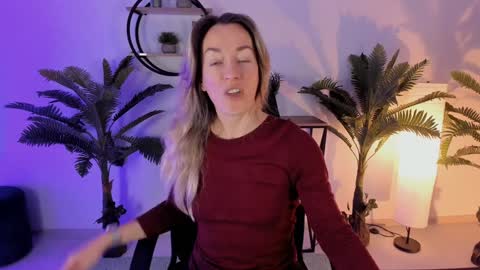 Snapshot of save_the_qween chatting on 12-28-24, 07:00 save the qween online show from 12-28-24, 07:00