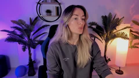 Snapshot of save_the_qween chatting on 01-04-25, 07:24 save the qween online show from 01-04-25, 07:24