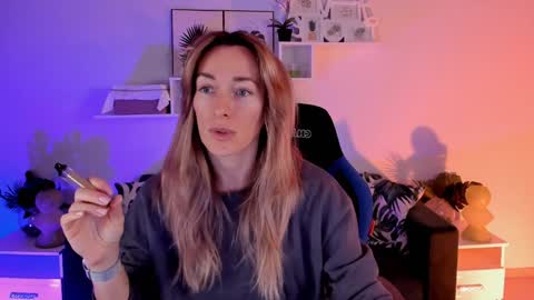 Snapshot of save_the_qween chatting on 01-18-25, 07:49 save the qween online show from 01-18-25, 07:49