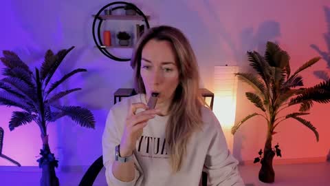 Snapshot of save_the_qween chatting on 01-20-25, 05:37 save the qween online show from 01-20-25, 05:37