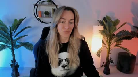 Snapshot of save_the_qween chatting on 01-25-25, 08:10 save the qween online show from 01-25-25, 08:10