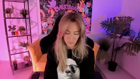 Snapshot of save_the_qween chatting on 01-26-25, 05:34 save the qween online show from 01-26-25, 05:34