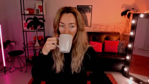 Snapshot of save_the_qween chatting on 01-27-25, 07:45 save the qween online show from 01-27-25, 07:45