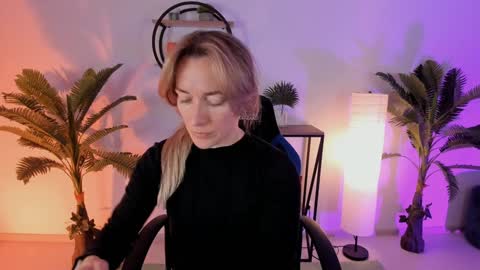 Snapshot of save_the_qween chatting on 02-01-25, 07:15 save the qween online show from 02-01-25, 07:15