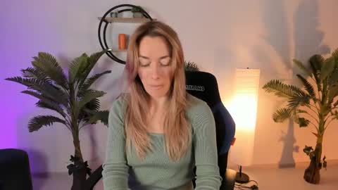 Snapshot of save_the_qween chatting on 02-13-25, 07:45 save the qween online show from 02-13-25, 07:45