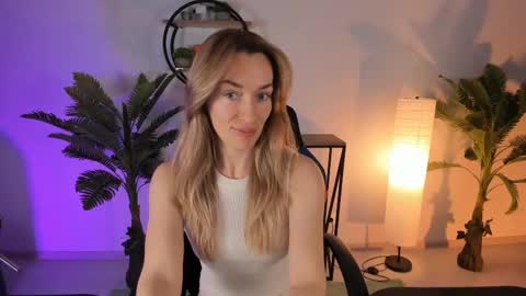 Snapshot of save_the_qween chatting on 02-17-25, 05:14 save the qween online show from 02-17-25, 05:14