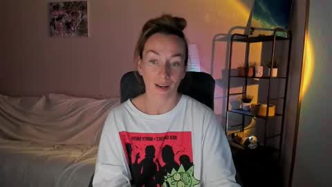 Snapshot of save_the_qween chatting on 09-10-25, 12:16 save the qween online show from 09-10-25, 12:16