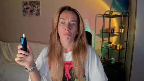 Snapshot of save_the_qween chatting on 09-12-25, 11:21 save the qween online show from 09-12-25, 11:21