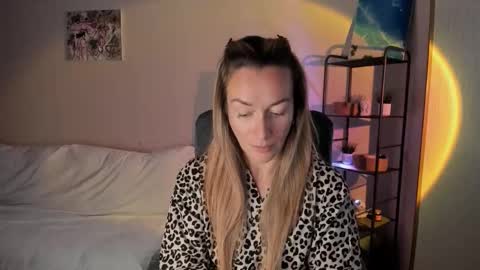 Snapshot of save_the_qween chatting on 09-27-25, 07:35 save the qween online show from 09-27-25, 07:35