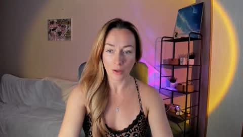 Snapshot of save_the_qween chatting on 10-11-25, 10:47 save the qween online show from 10-11-25, 10:47