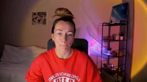 Snapshot of save_the_qween chatting on 10-12-25, 08:57 save the qween online show from 10-12-25, 08:57