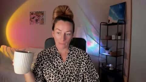 Snapshot of save_the_qween chatting on 10-15-25, 10:15 save the qween online show from 10-15-25, 10:15