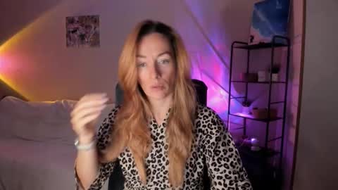 Snapshot of save_the_qween chatting on 10-23-25, 11:20 save the qween online show from 10-23-25, 11:20