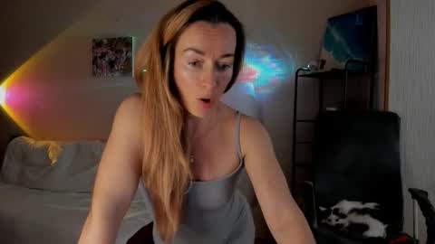 Snapshot of save_the_qween chatting on 11-15-25, 07:05 save the qween online show from 11-15-25, 07:05