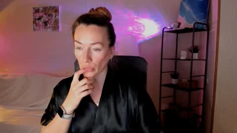 Snapshot of save_the_qween chatting on 11-19-25, 08:36 save the qween online show from 11-19-25, 08:36