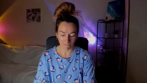 Snapshot of save_the_qween chatting on 11-24-25, 08:36 save the qween online show from 11-24-25, 08:36