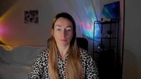 Snapshot of save_the_qween chatting on 11-30-25, 06:06 save the qween online show from 11-30-25, 06:06