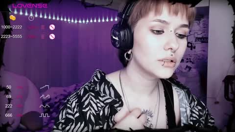pronoun she. name Mary. age 21. online show from 02-03-25, 03:59
