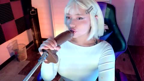 scarlet_gold online show from 11-06-25, 04:35