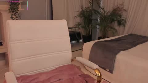 Snapshot of scarlet_miller_1 chatting on 09-30-25, 12:43 Celeste online show from 09-30-25, 12:43