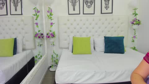 Snapshot of scarlet_stan22 chatting on 01-08-25, 10:59 Isa online show from 01-08-25, 10:59