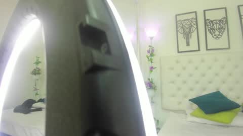 Snapshot of scarlet_stan22 chatting on 01-18-25, 10:39 Isa online show from 01-18-25, 10:39