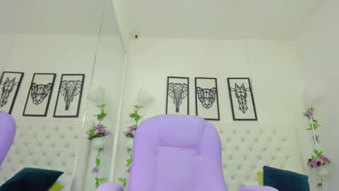 Snapshot of scarlet_stan22 chatting on 02-20-25, 02:02 Isa online show from 02-20-25, 02:02