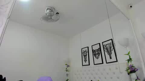 Snapshot of scarlet_stan22 chatting on 02-21-25, 11:01 Isa online show from 02-21-25, 11:01