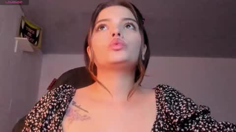 Snapshot of scarleth_owens1 chatting on 10-30-25, 05:09 online show from 10-30-25, 05:09