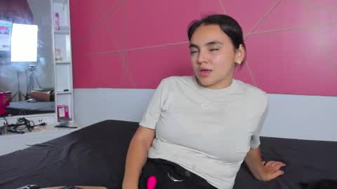 Snapshot of scarlett_skinny02 chatting on 09-22-25, 01:18 Isabella online show from 09-22-25, 01:18