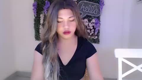Snapshot of scarlett_sofia69 chatting on 02-05-25, 04:37 online show from 02-05-25, 04:37