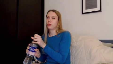 Snapshot of scarlettford chatting on 11-17-25, 03:29 Scarlett online show from 11-17-25, 03:29