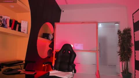 Snapshot of scarletthott1 chatting on 09-26-25, 12:09 Scarlett Hot online show from 09-26-25, 12:09